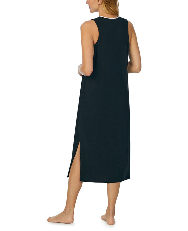 A lady wearing Black Sleeveless Contrast Trim Gown